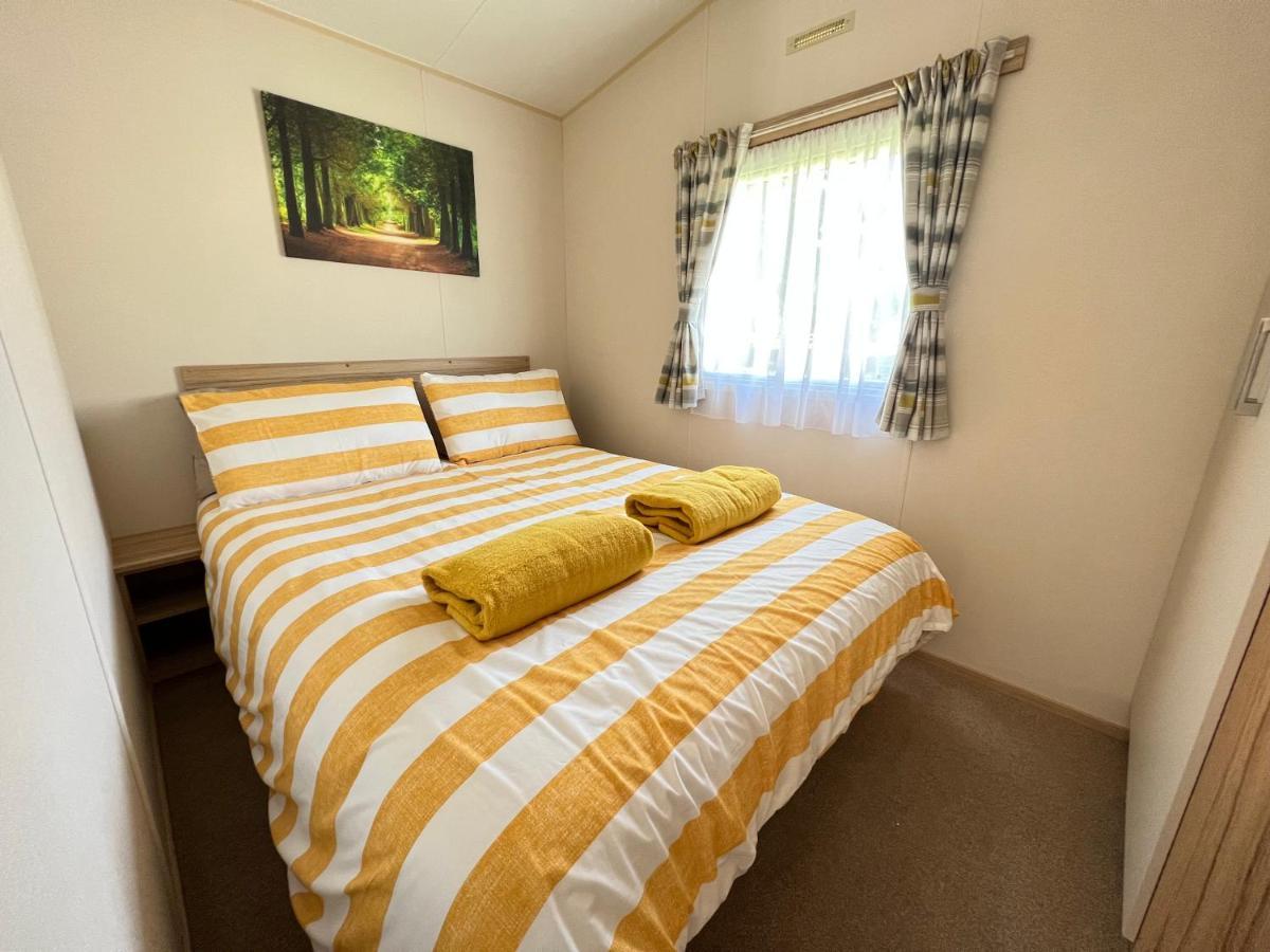 Mallard Corner, Cosy Cotswold Lakeview Lodge South Cerney Exteriör bild