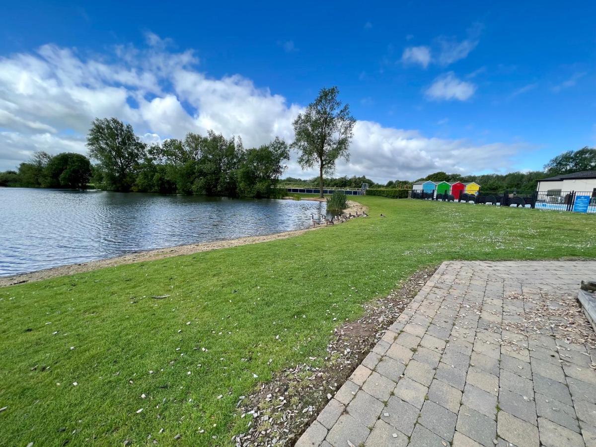 Mallard Corner, Cosy Cotswold Lakeview Lodge South Cerney Exteriör bild