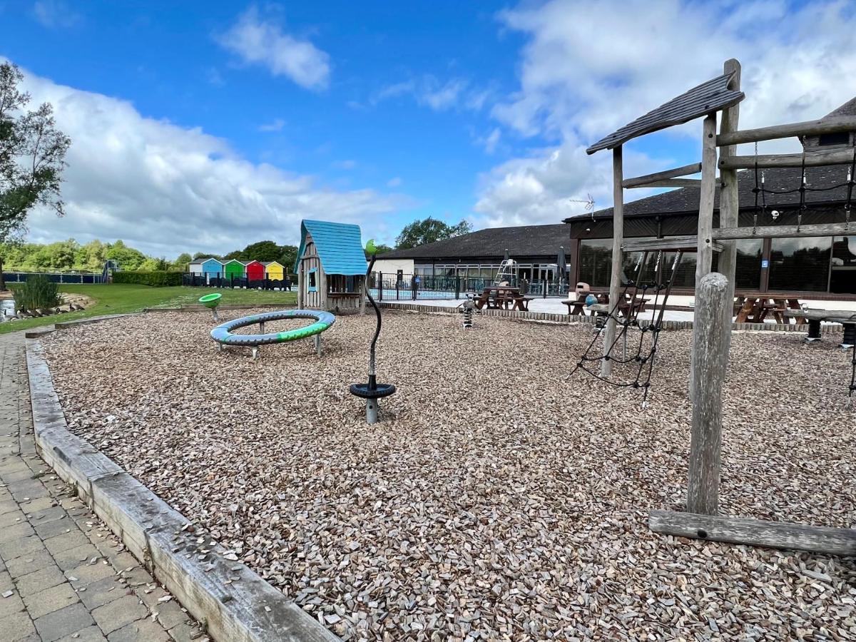 Mallard Corner, Cosy Cotswold Lakeview Lodge South Cerney Exteriör bild