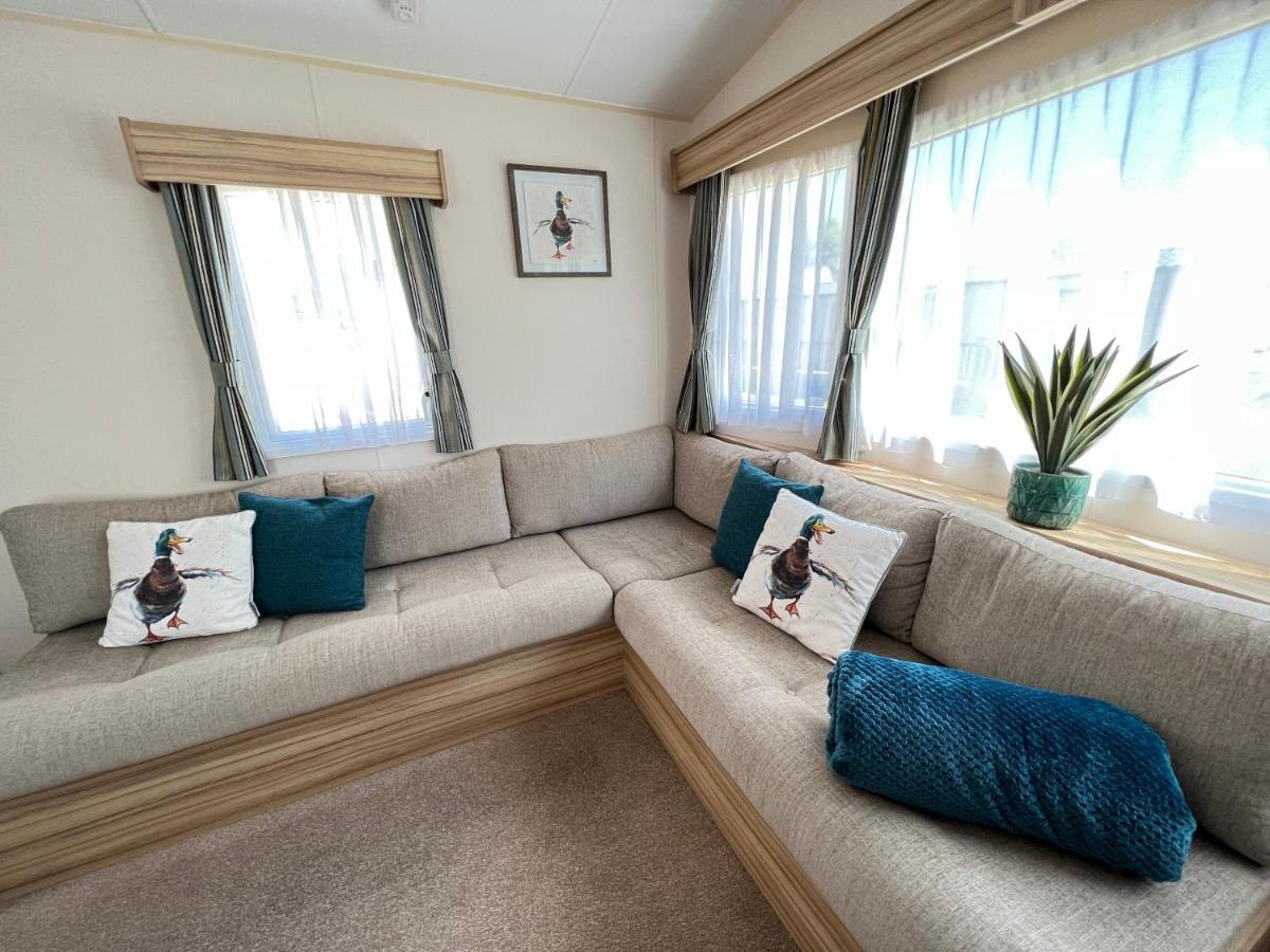 Mallard Corner, Cosy Cotswold Lakeview Lodge South Cerney Exteriör bild