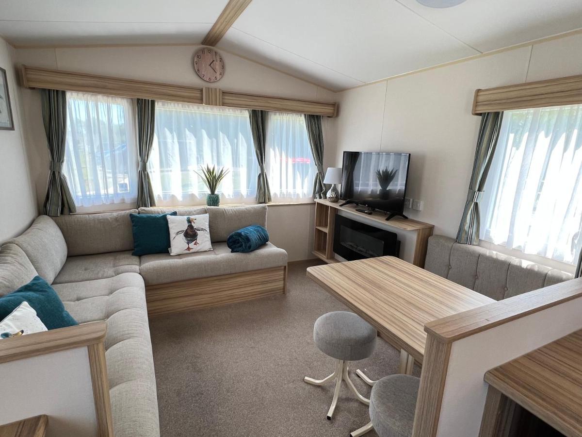 Mallard Corner, Cosy Cotswold Lakeview Lodge South Cerney Exteriör bild