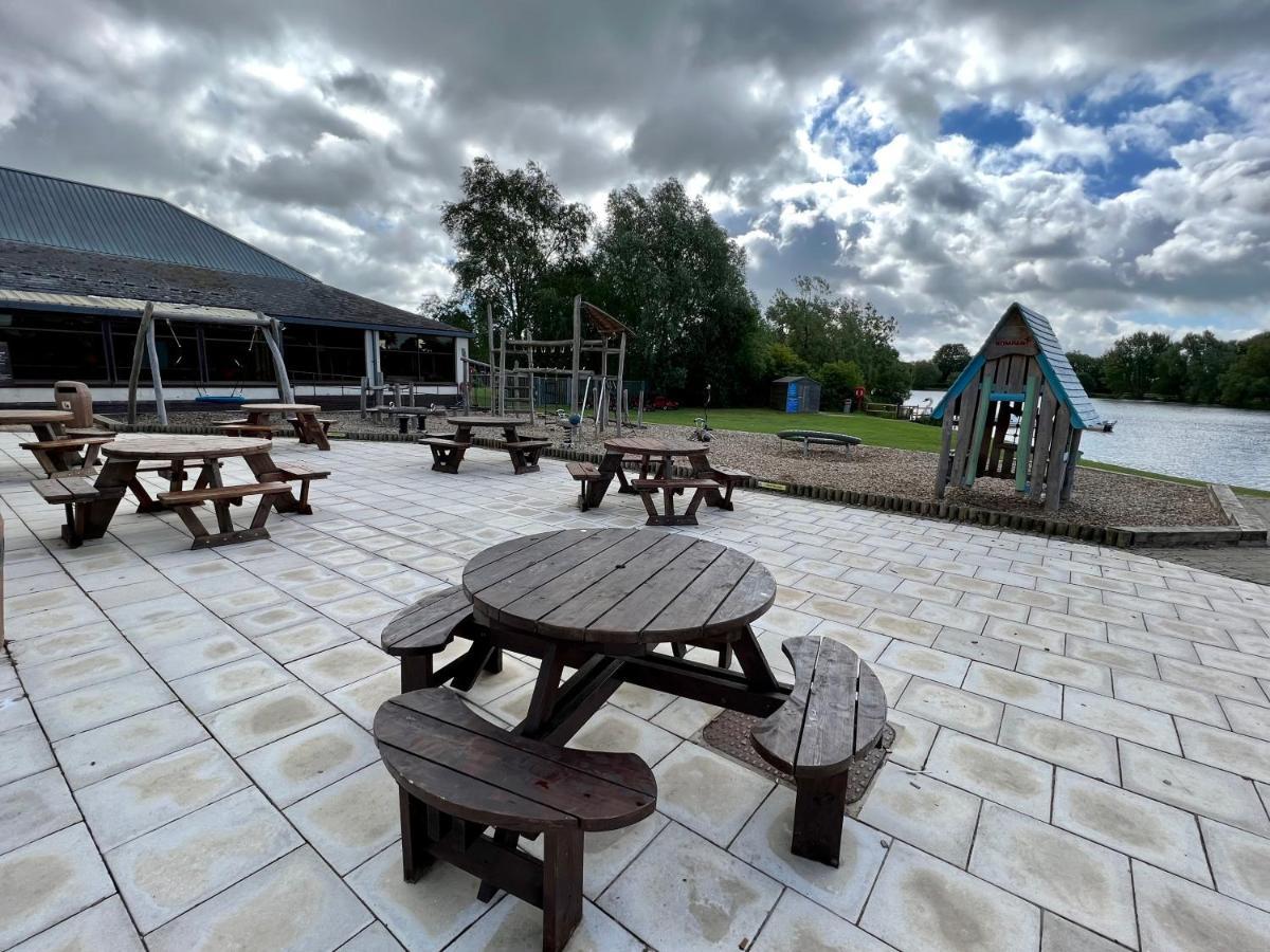 Mallard Corner, Cosy Cotswold Lakeview Lodge South Cerney Exteriör bild