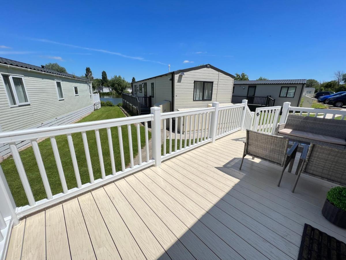 Mallard Corner, Cosy Cotswold Lakeview Lodge South Cerney Exteriör bild