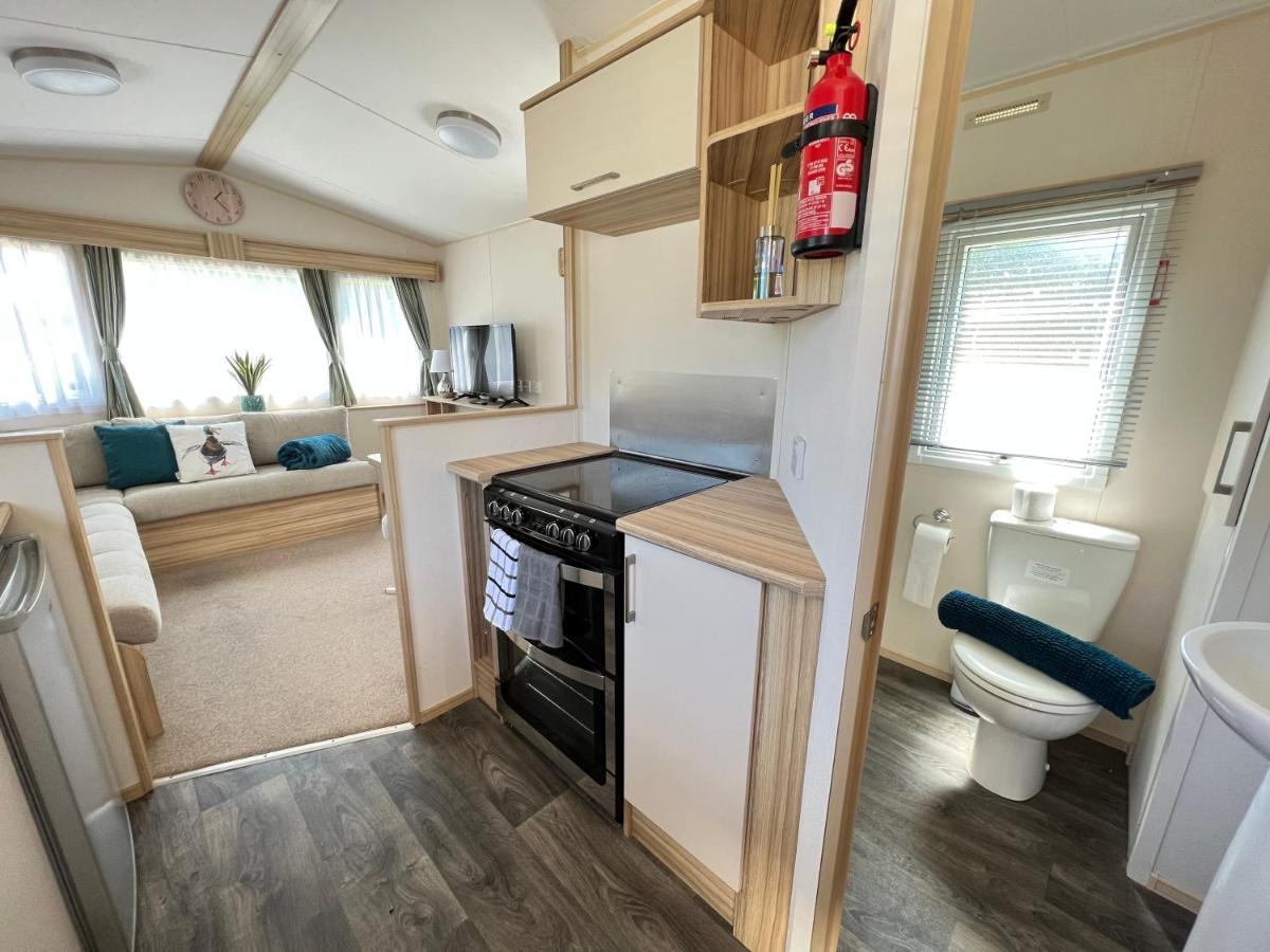 Mallard Corner, Cosy Cotswold Lakeview Lodge South Cerney Exteriör bild