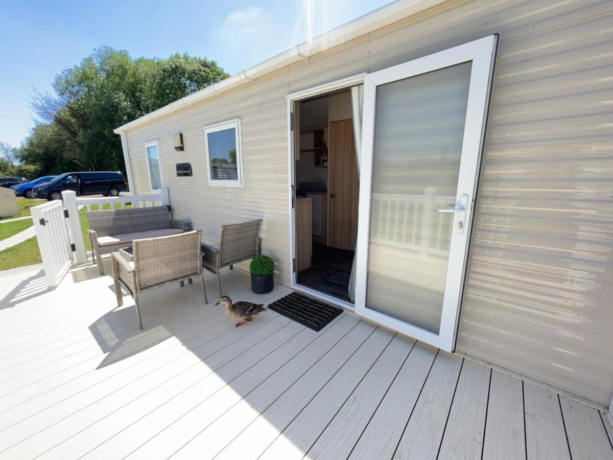 Mallard Corner, Cosy Cotswold Lakeview Lodge South Cerney Exteriör bild