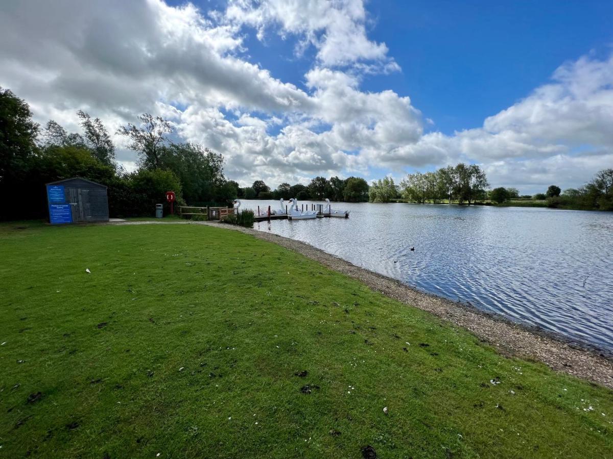 Mallard Corner, Cosy Cotswold Lakeview Lodge South Cerney Exteriör bild