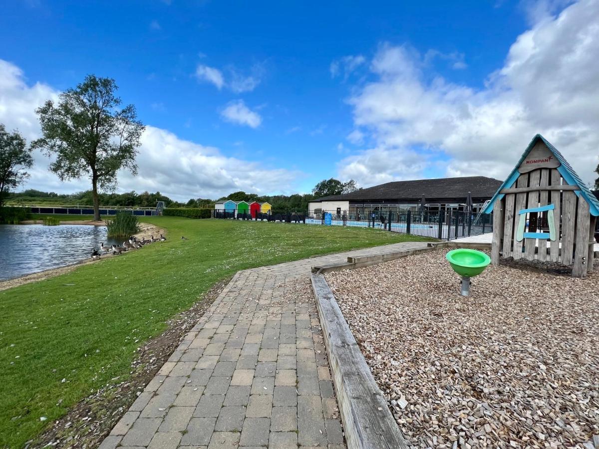 Mallard Corner, Cosy Cotswold Lakeview Lodge South Cerney Exteriör bild