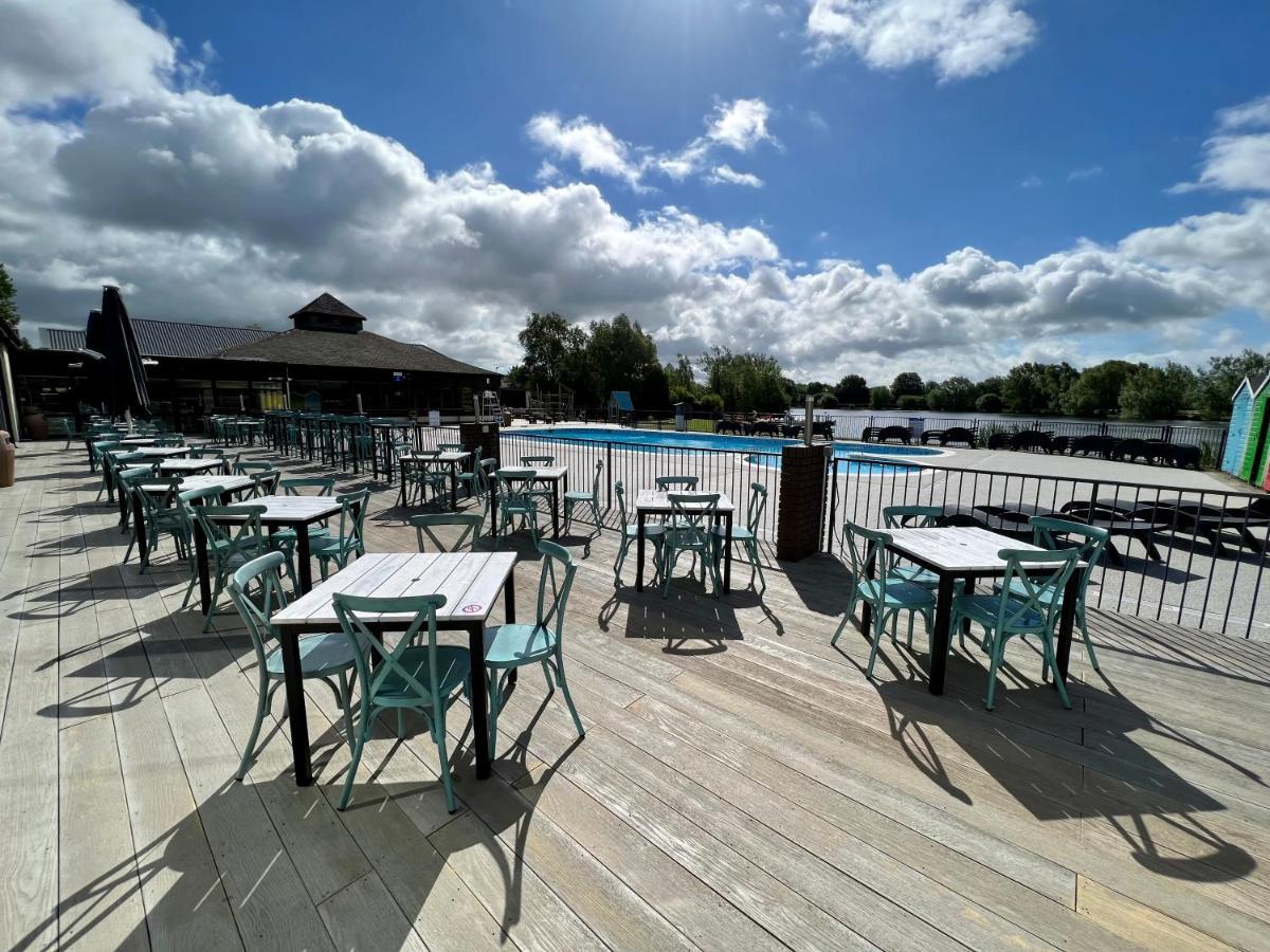 Mallard Corner, Cosy Cotswold Lakeview Lodge South Cerney Exteriör bild