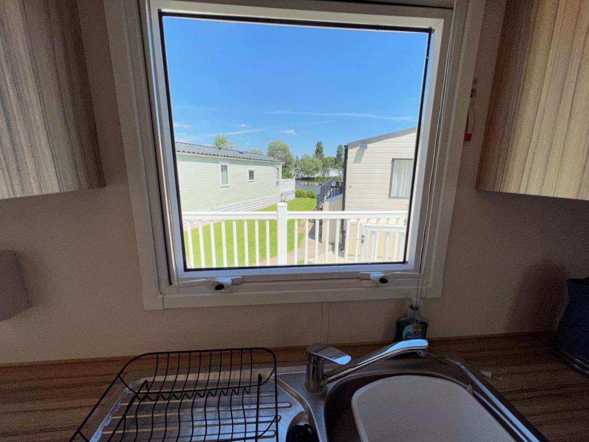 Mallard Corner, Cosy Cotswold Lakeview Lodge South Cerney Exteriör bild