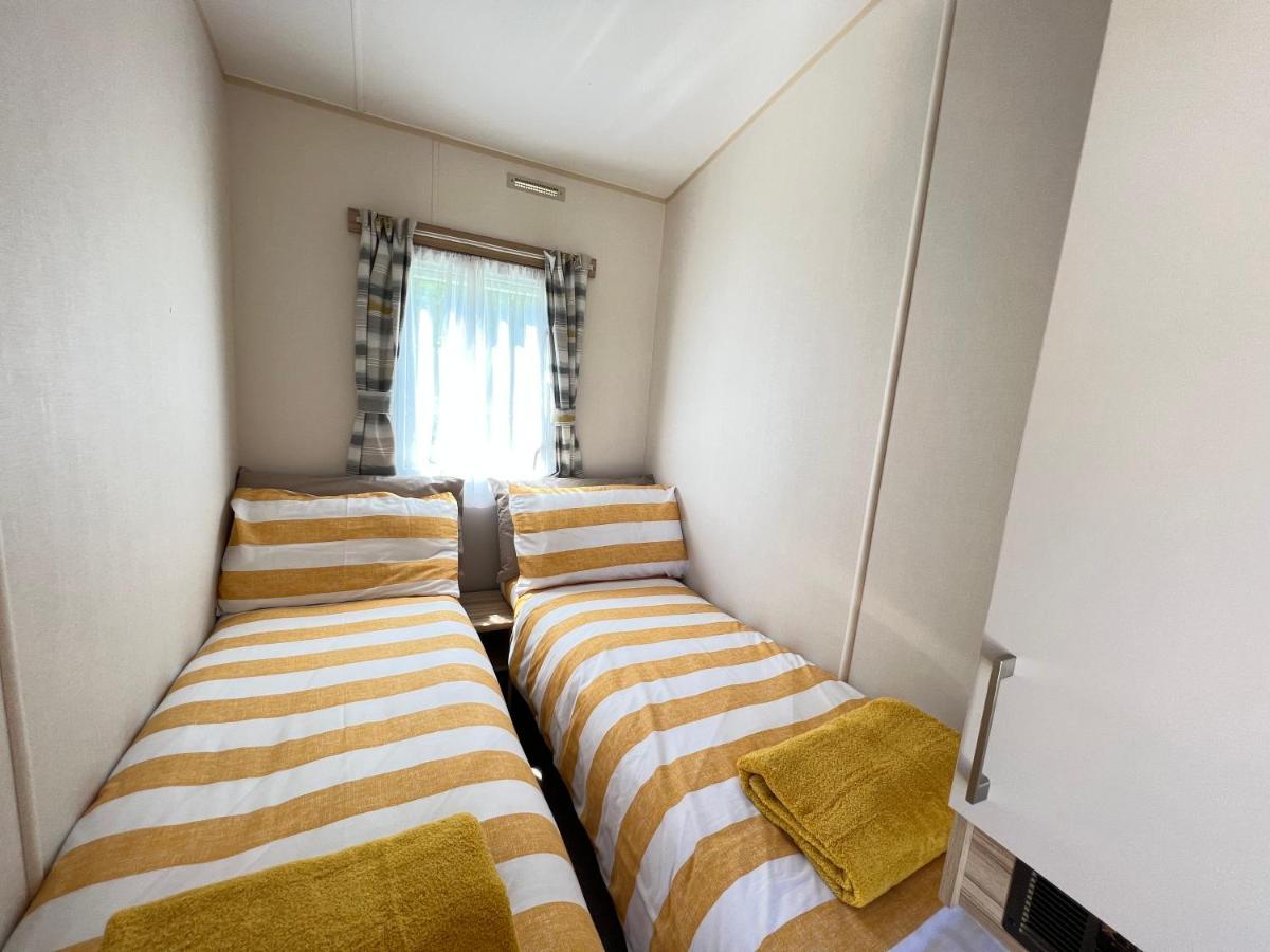 Mallard Corner, Cosy Cotswold Lakeview Lodge South Cerney Exteriör bild