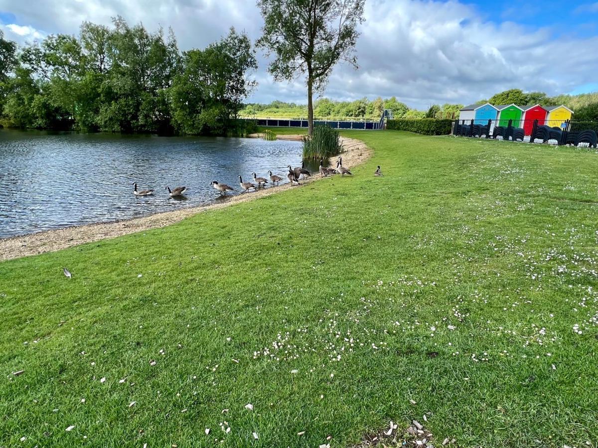 Mallard Corner, Cosy Cotswold Lakeview Lodge South Cerney Exteriör bild
