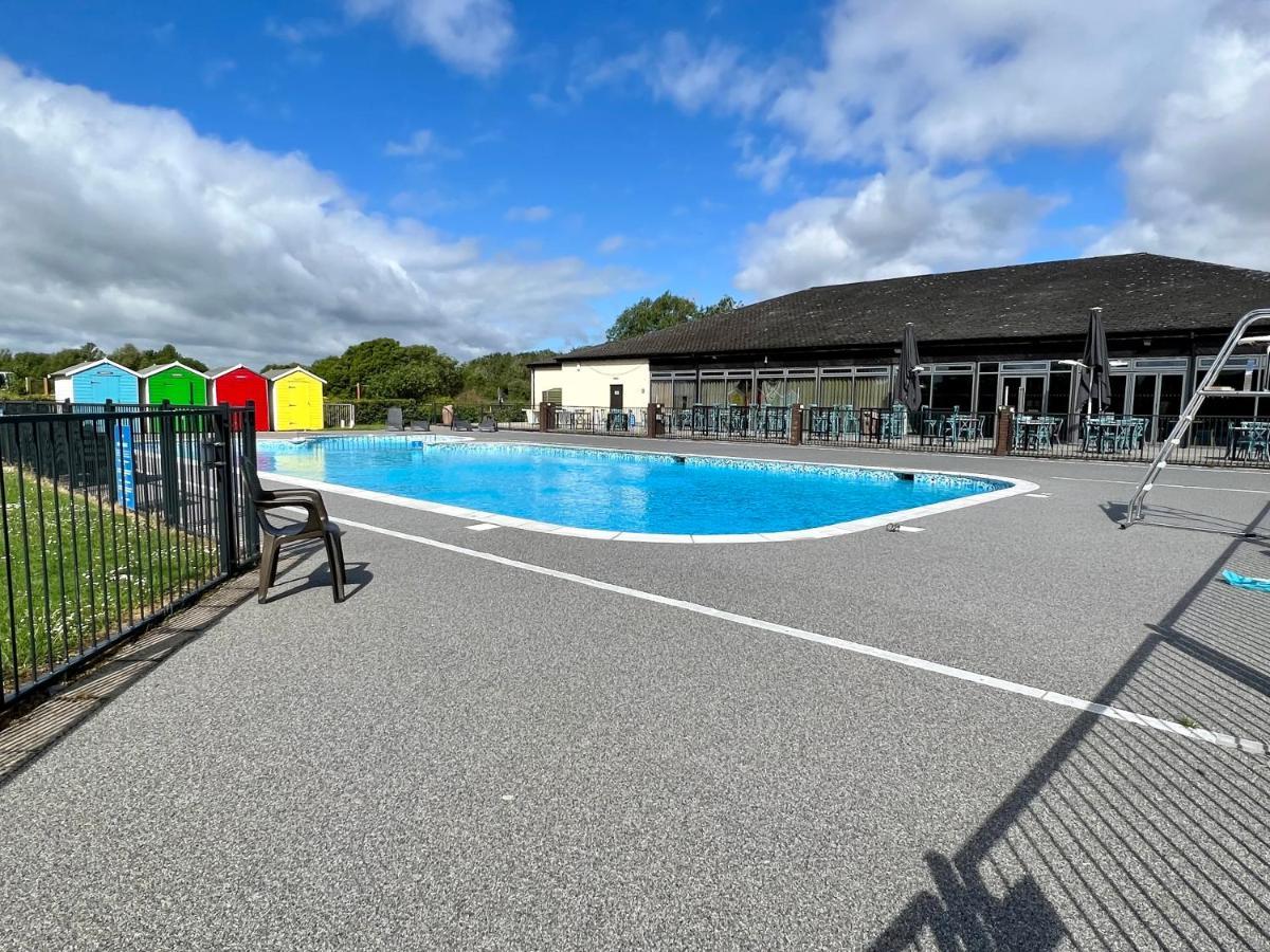 Mallard Corner, Cosy Cotswold Lakeview Lodge South Cerney Exteriör bild